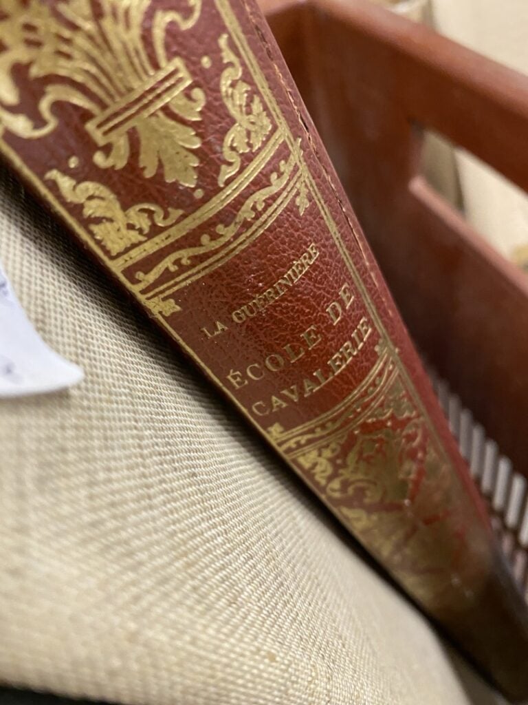 Mannette de livres divers, livres reliés et brochés dont Contes de Chabot, la c…