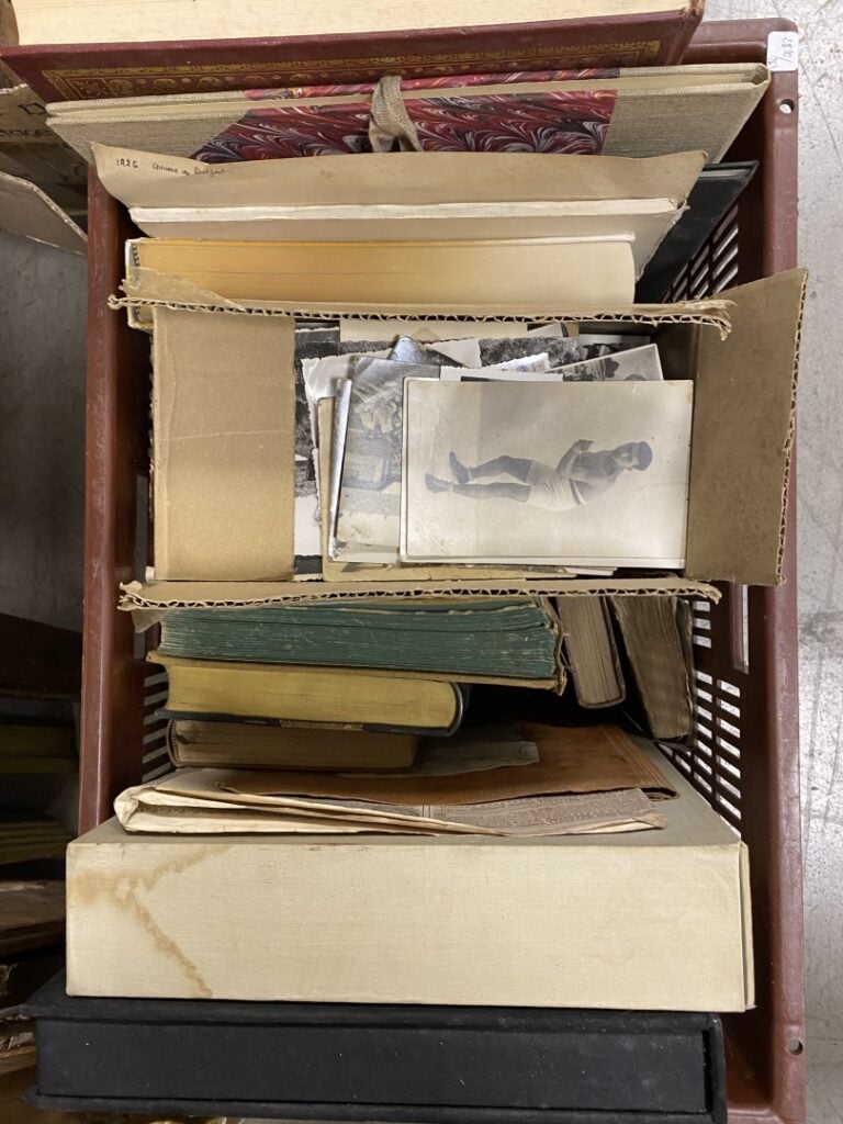 Mannette de livres divers, livres reliés et brochés dont Contes de Chabot, la c…