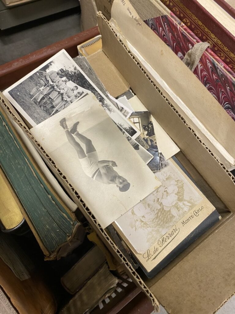Mannette de livres divers, livres reliés et brochés dont Contes de Chabot, la c…