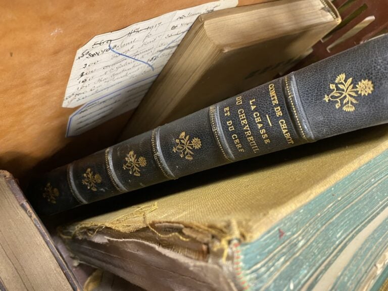 Mannette de livres divers, livres reliés et brochés dont Contes de Chabot, la c…