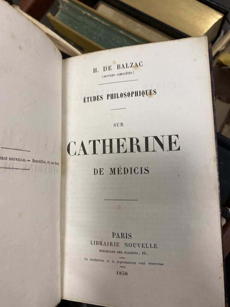 Mannette de livres divers, livres reliés et brochés dont Contes de Chabot, la c…