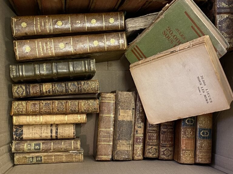 Mannette de livres reliés et brochés dont Histoire romaine depuis la fondation…