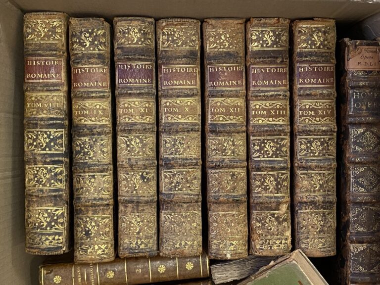 Mannette de livres reliés et brochés dont Histoire romaine depuis la fondation…