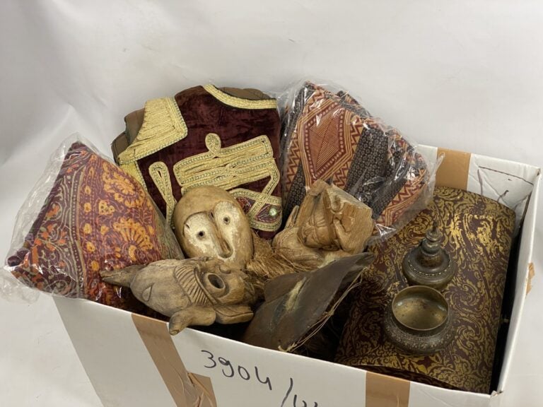 Mannette de souvenirs de voyage (Asie, Afrique, Egypte, etc) comprenant des mas…