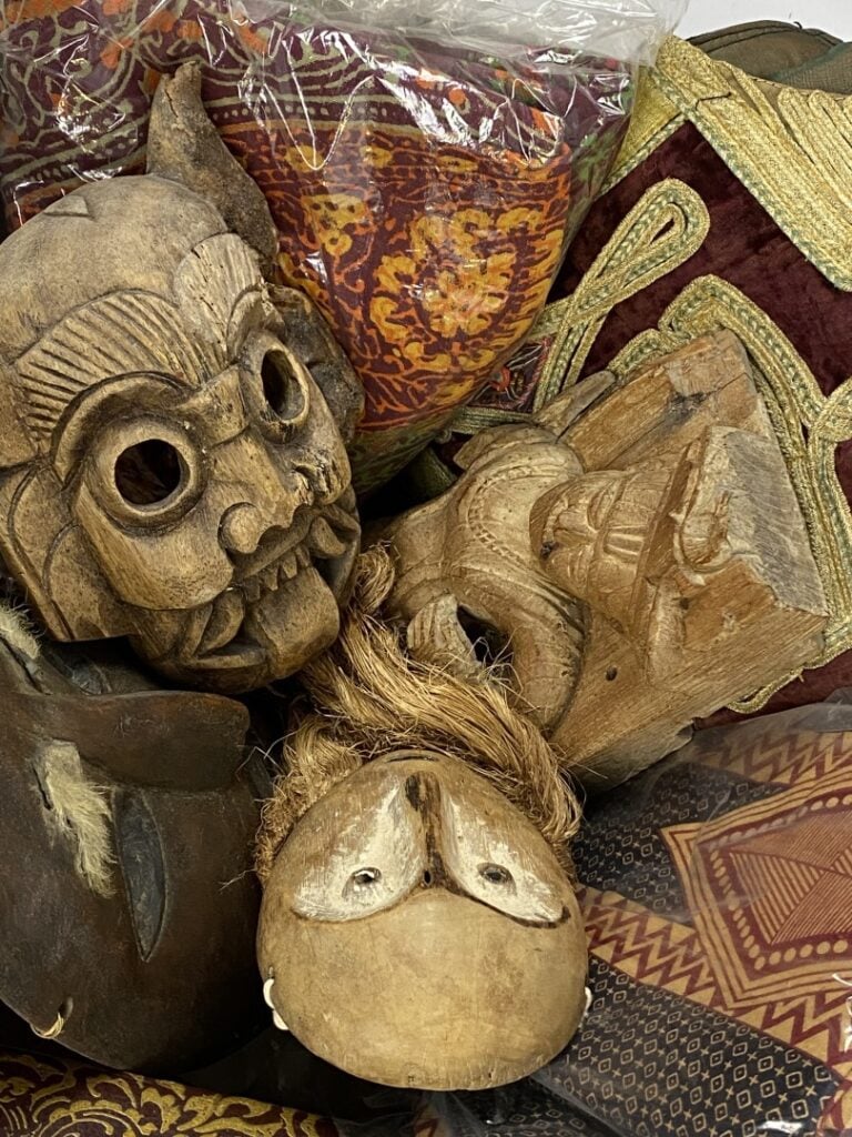 Mannette de souvenirs de voyage (Asie, Afrique, Egypte, etc) comprenant des mas…