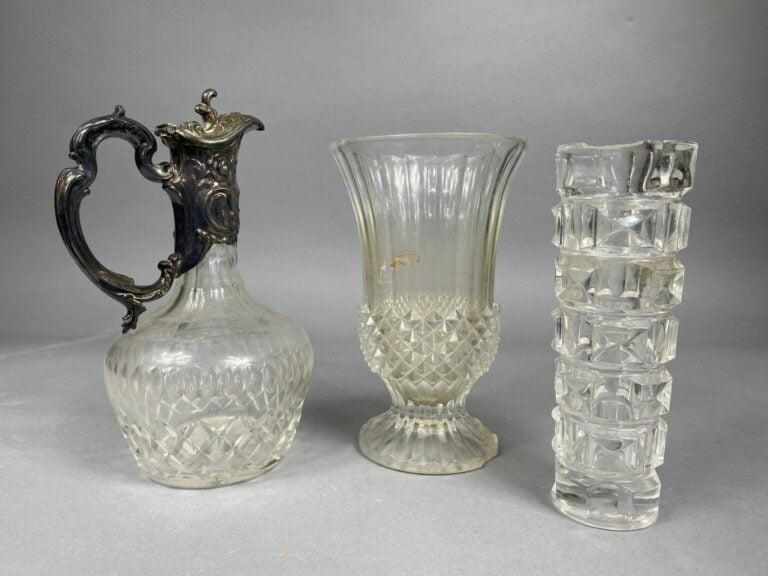 Mannette de verrerie et céramique divers dont vases, coupes, pied de lampe, ass…