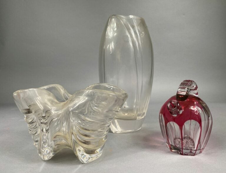 Mannette de verrerie et céramique divers dont vases, coupes, pied de lampe, ass…