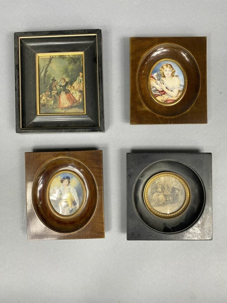 Mannette d'objets de vitrine comprenant un petit lot de miniatures dans le goût…