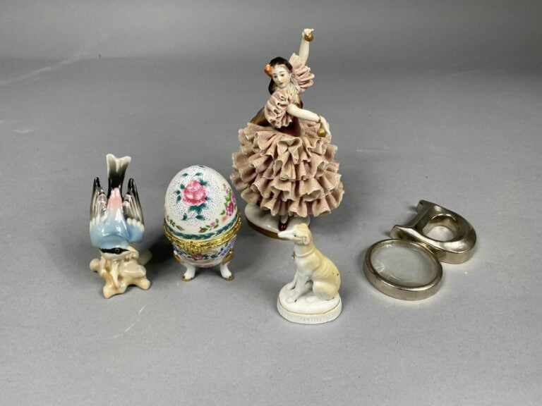 Mannette d'objets de vitrine comprenant un petit lot de miniatures dans le goût…