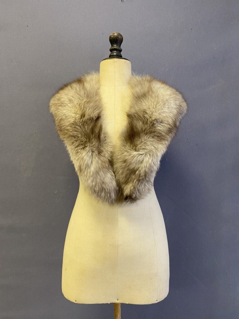 Manteau en vison marron et manteau trois-quarts en vison beige, doublure brodée…