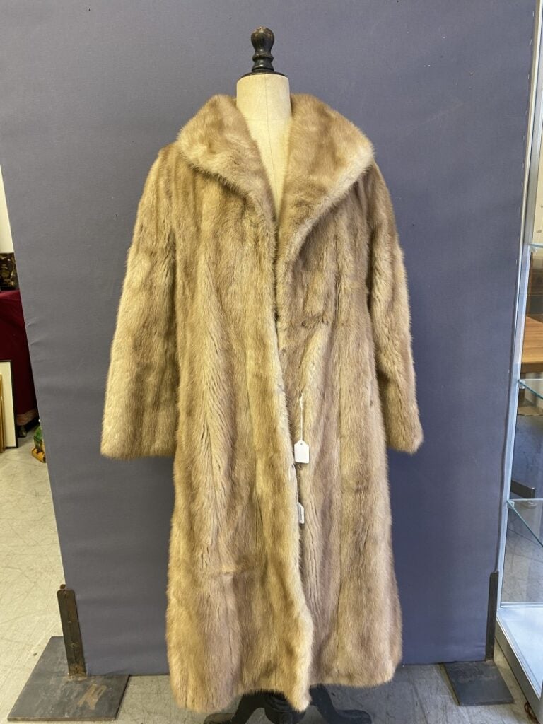 Manteau en vison marron et manteau trois-quarts en vison beige, doublure brodée…