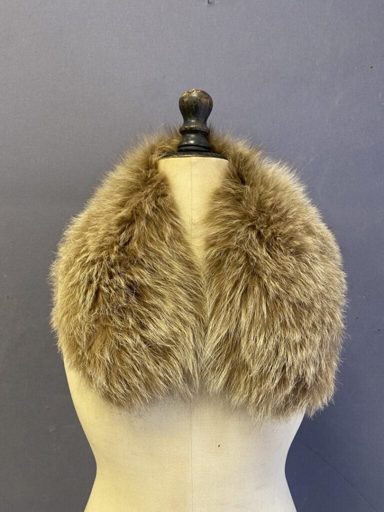 Manteau en vison marron et manteau trois-quarts en vison beige, doublure brodée…