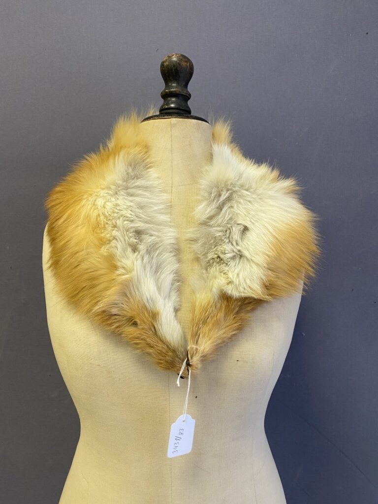 Manteau en vison marron et manteau trois-quarts en vison beige, doublure brodée…