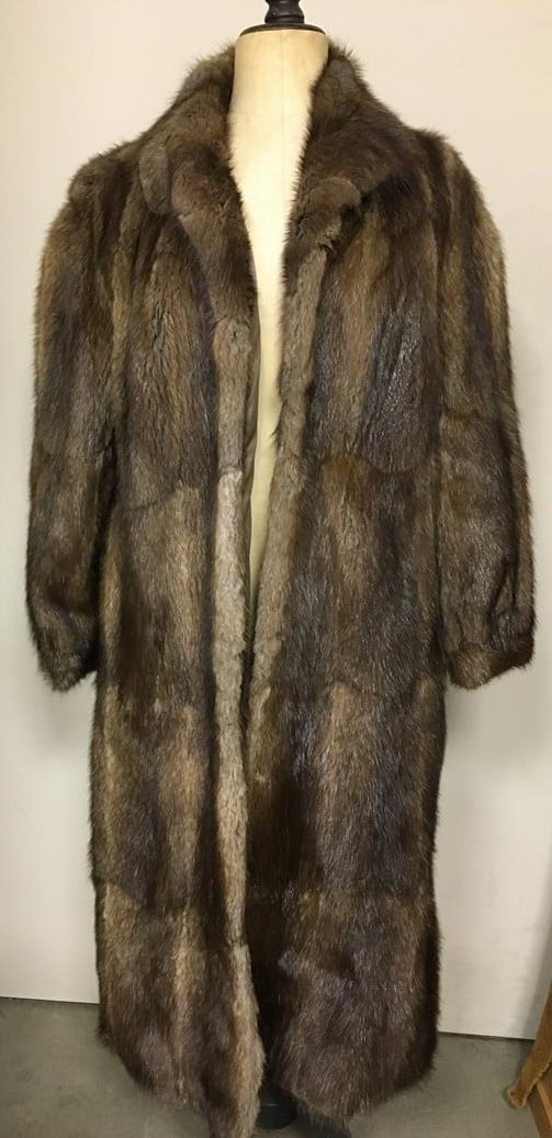 Manteau en vison marron et manteau trois-quarts en vison beige, doublure brodée…