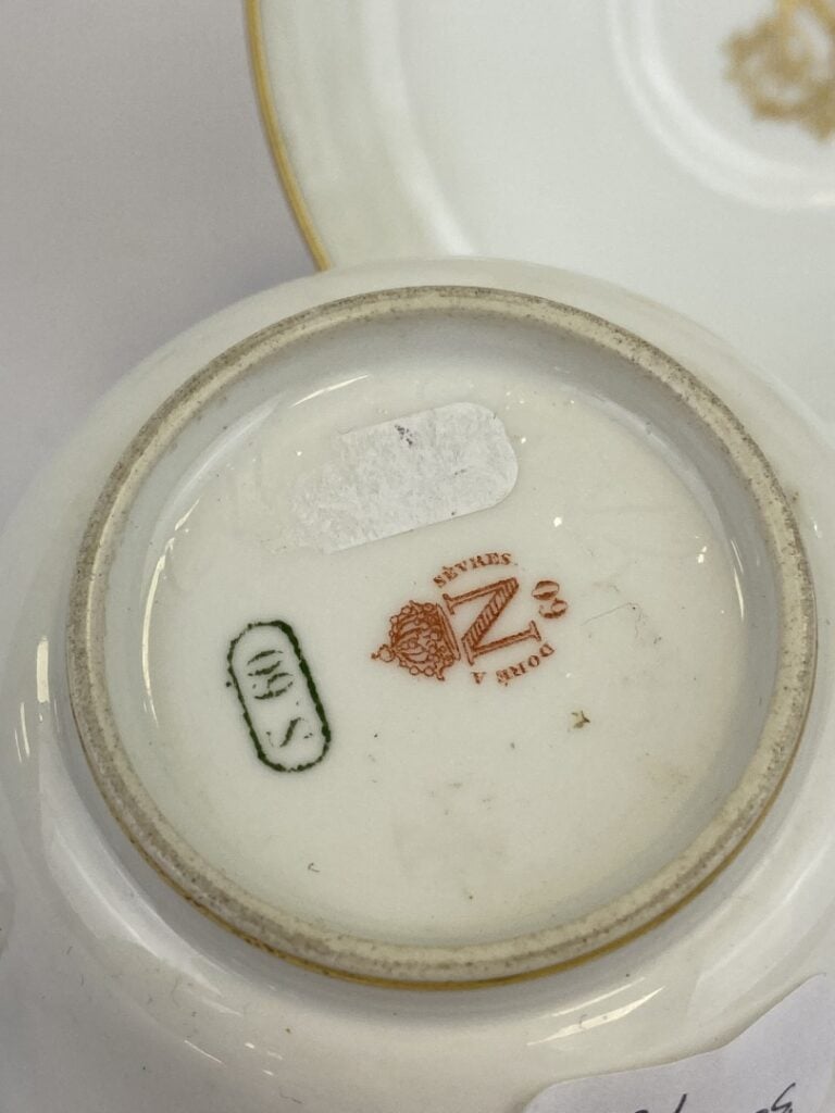 MANUFACTURE DE SEVRES - Tasse à thé de forme Peyre ornée sur le devant du chiff…