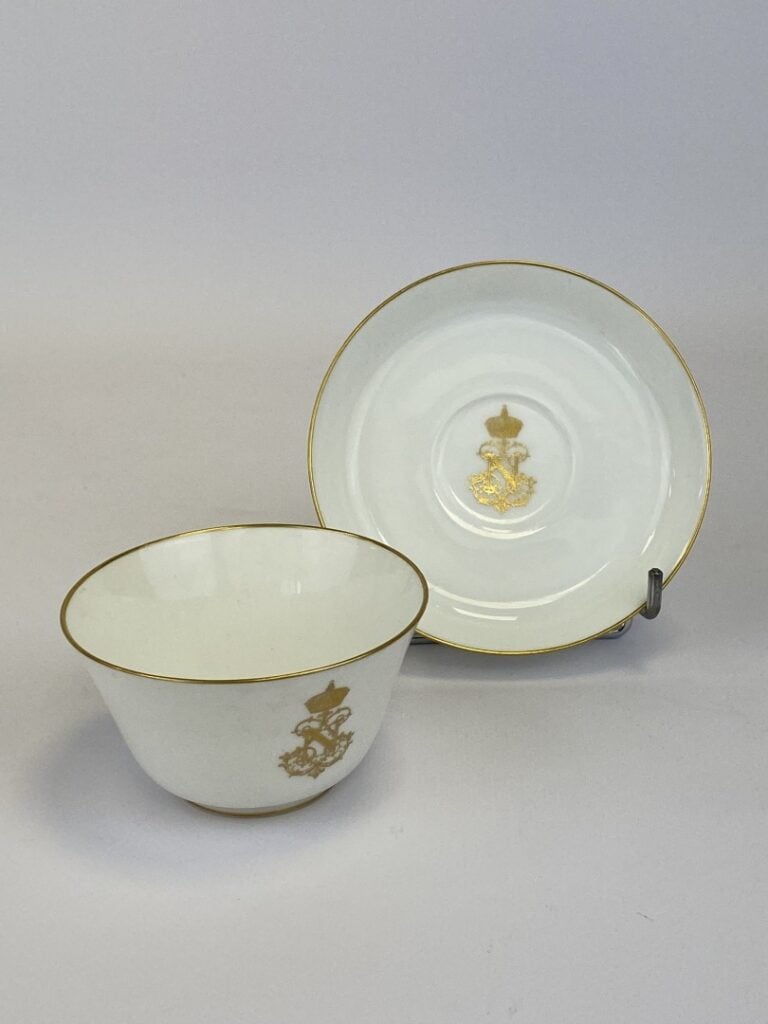 MANUFACTURE DE SEVRES - Tasse à thé de forme Peyre ornée sur le devant du chiff…