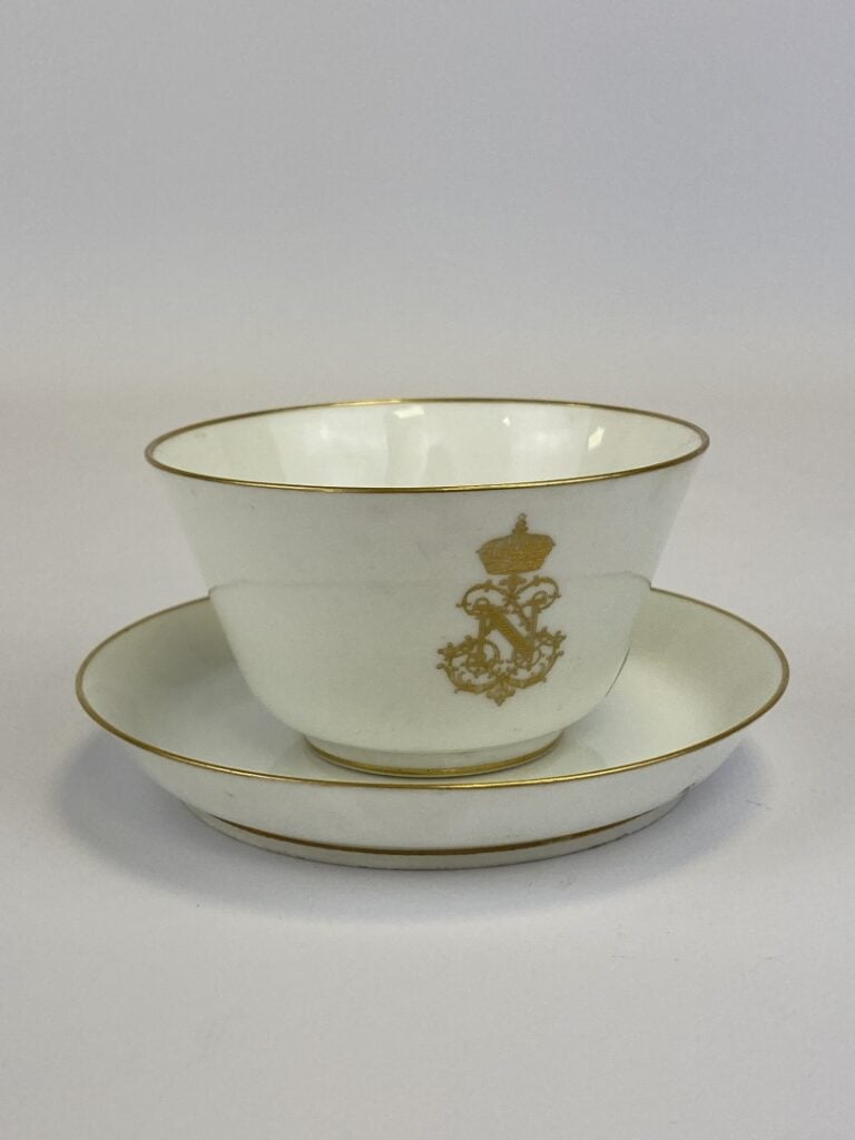 MANUFACTURE DE SEVRES - Tasse à thé de forme Peyre ornée sur le devant du chiff…