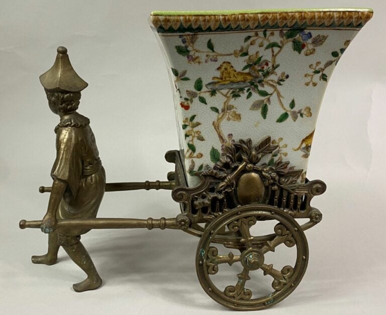 Manufacture de WONG LEE , Hong-Kong - Original cache-pot en céramique à décor c…