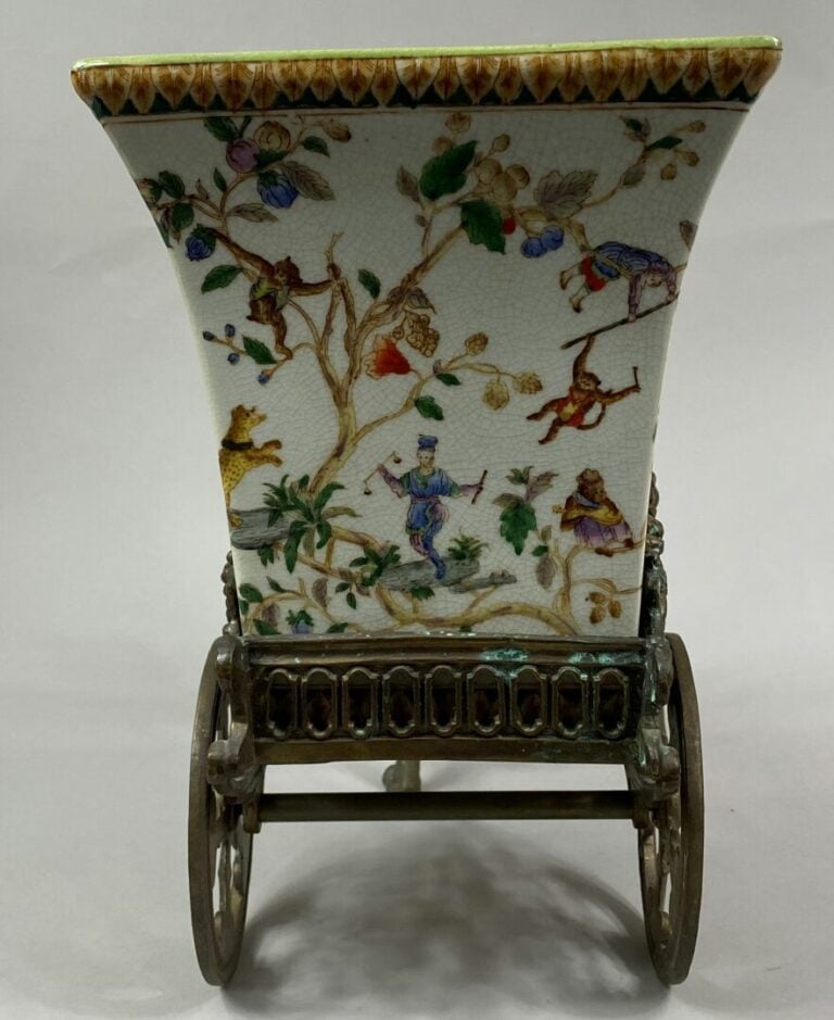 Manufacture de WONG LEE , Hong-Kong - Original cache-pot en céramique à décor c…