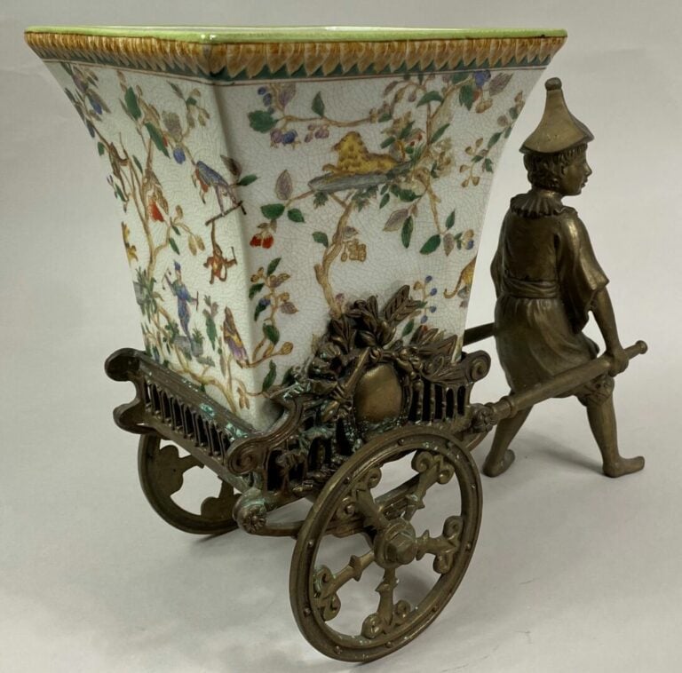 Manufacture de WONG LEE , Hong-Kong - Original cache-pot en céramique à décor c…