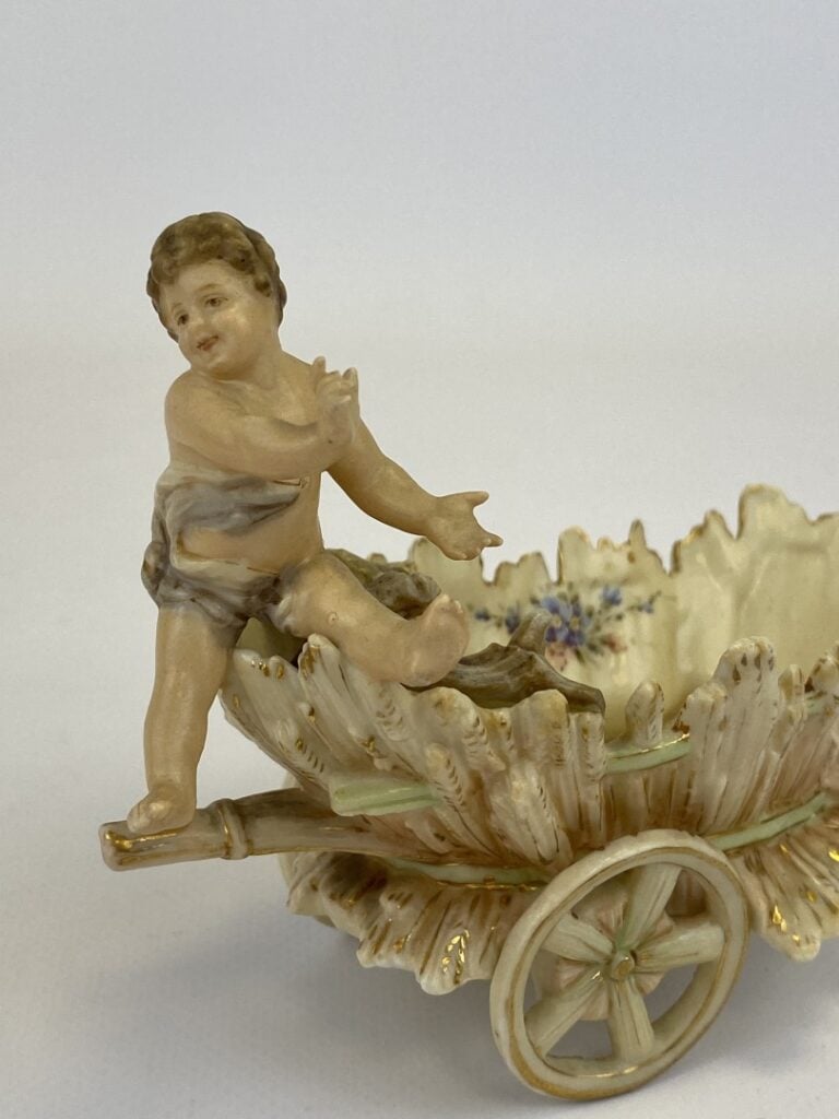 Manufacture VOLKSTEDT - Allemagne, XIXe - Sujet en porcelaine/biscuit représent…