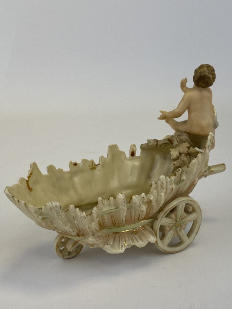 Manufacture VOLKSTEDT - Allemagne, XIXe - Sujet en porcelaine/biscuit représent…