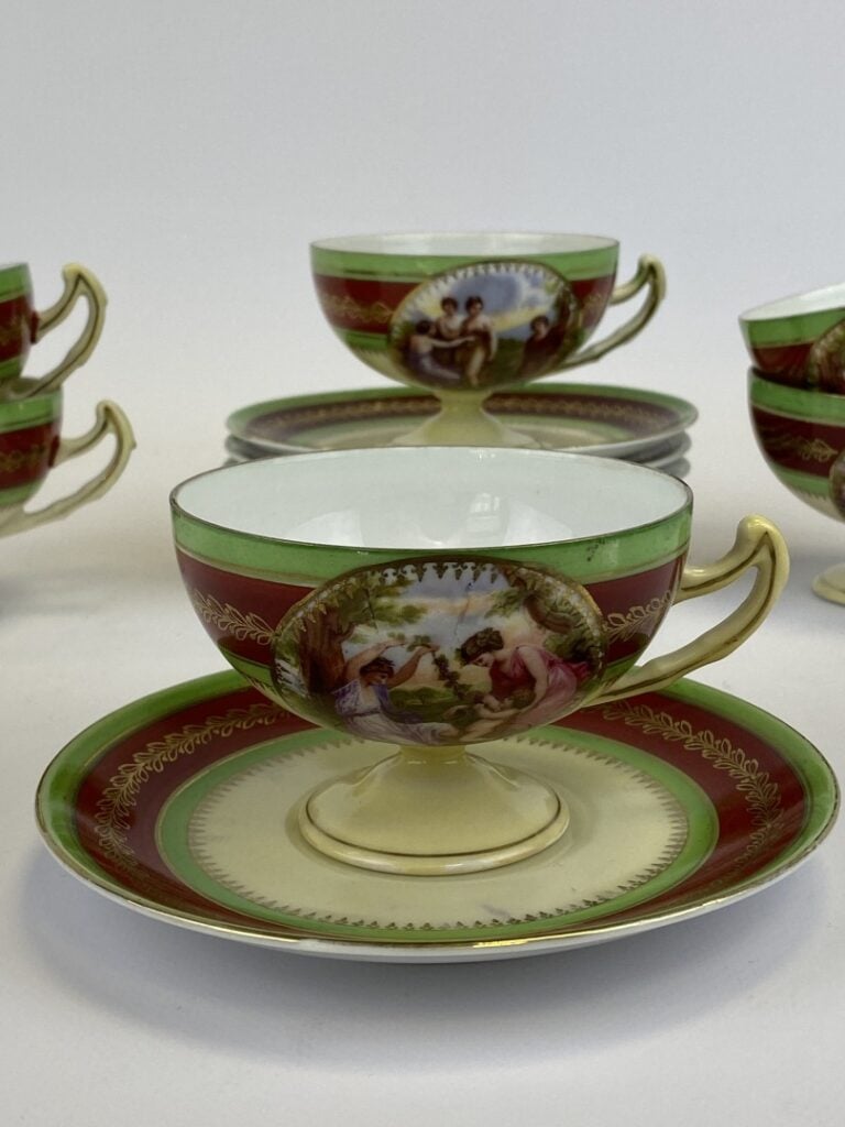 MANUFACTURES ROYALE VIENNE - Autriche, XIXe - Service à thé et leurs sous-tasse…