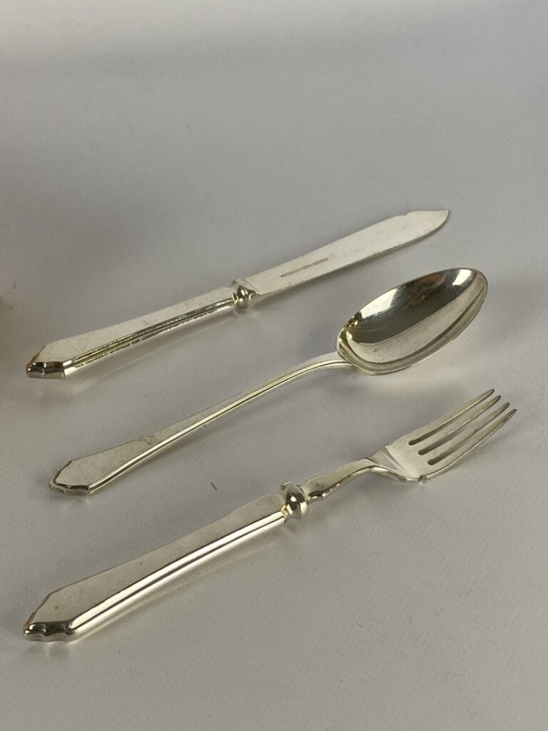 MAPPIN & WEBB - Ménagère en métal argenté modèle filet contour, comprenant : -…