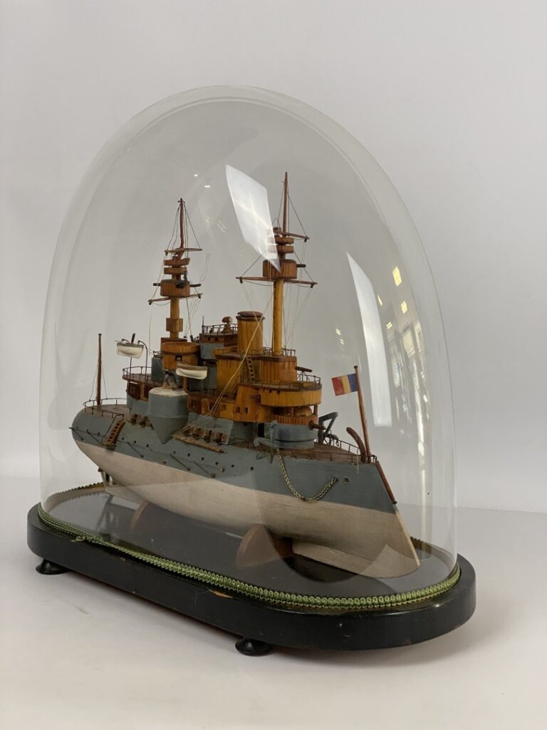Maquette de bateau présentée sous globe - H (hors globe) : 28 cm - (avec globe)…