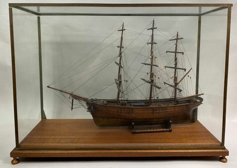 Maquette de trois-mâts en bois exotique et fils de coton, présentée sous globe.…