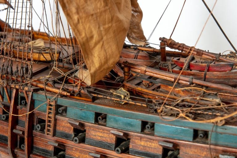 Maquette de trois-mâts, représentant un bateau (nombreux accidents et restaurat…