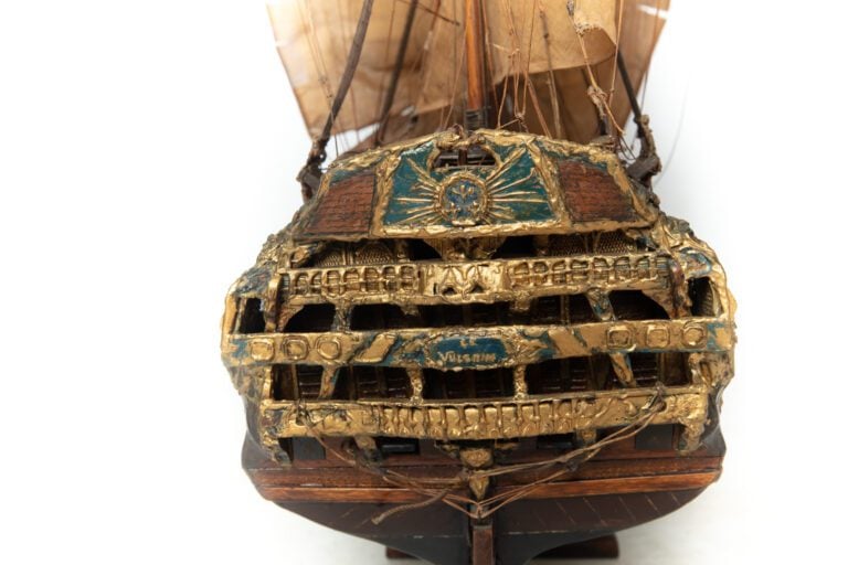 Maquette de trois-mâts, représentant un bateau (nombreux accidents et restaurat…