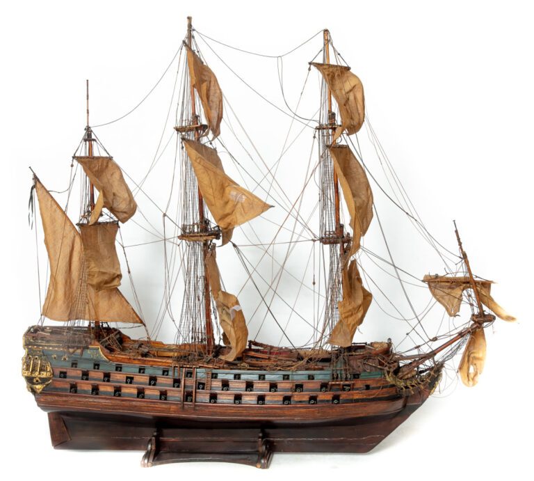 Maquette de trois-mâts, représentant un bateau (nombreux accidents et restaurat…