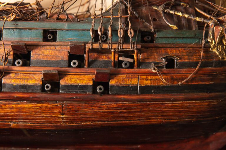 Maquette de trois-mâts, représentant un bateau (nombreux accidents et restaurat…