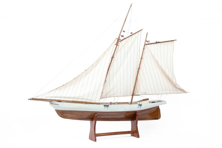 Maquette de voilier, trois mâts, sur son socle. - Dimensions (hors socle): Haut…