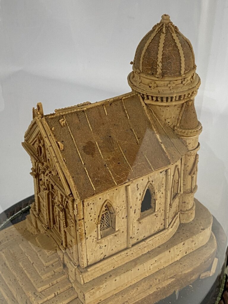 Maquette d'église réalisée en liège et présentée sous globe, socle en bois noir…