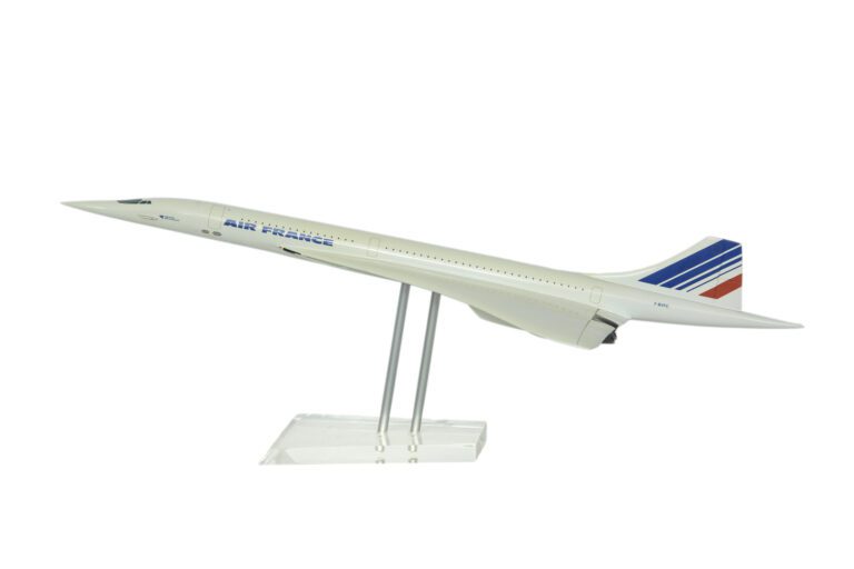 Maquette du Concorde Air France en résine laquée, sur son socle en plexiglas. -…