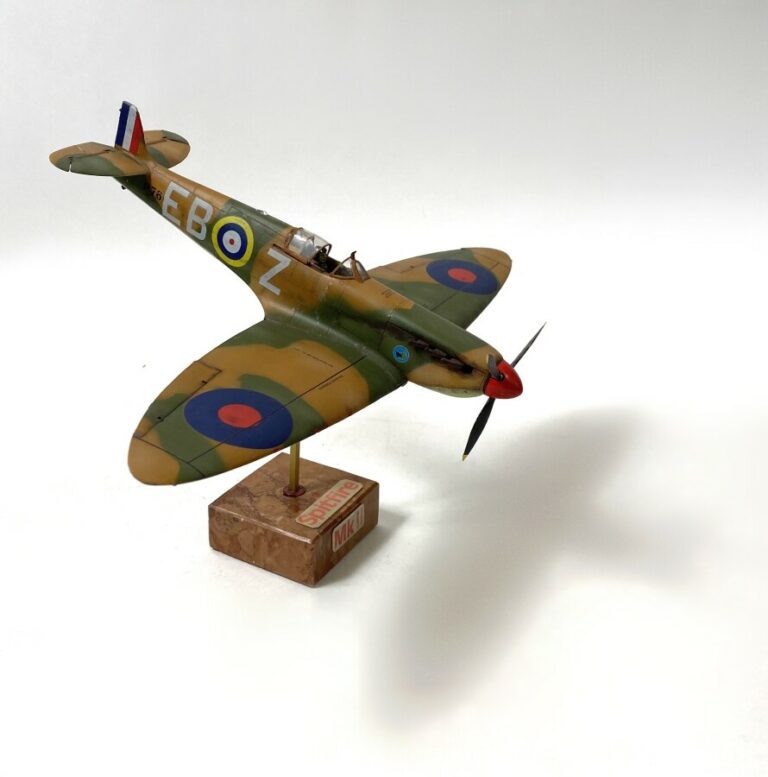 Maquette Spitfire MKII - Hauteur : 20 cm