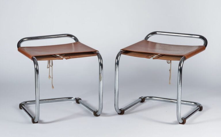 Marcel BREUER (1902-1981) - Paire de tabourets à piétement en metal tubulaire c…