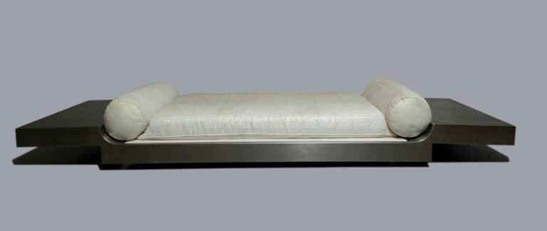 Maria PERGAY (née en 1930) - Rare lit de repos en acier Inox brossé - Large ass…