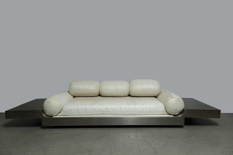 Maria PERGAY (née en 1930) - Rare lit de repos en acier Inox brossé - Large ass…