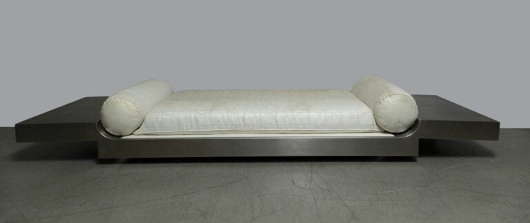 Maria PERGAY (née en 1930) - Rare lit de repos en acier Inox brossé - Large ass…