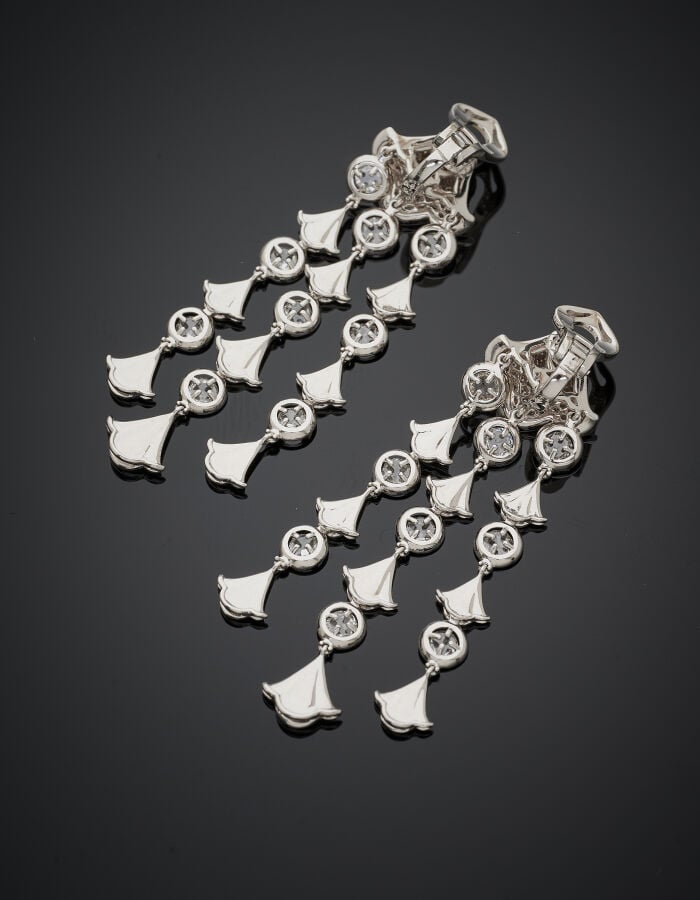 MARINA B. - Paire de PENDANTS d'OREILLES (clips) "clochettes" en or gris (750‰)…