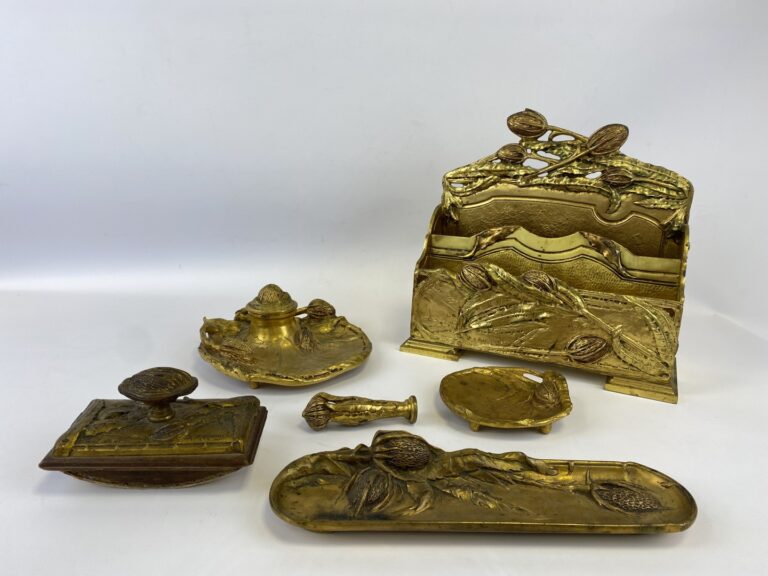 MARIONNET Albert (1852-1910) - Nécessaire de bureau en bronze à décor de chardo…
