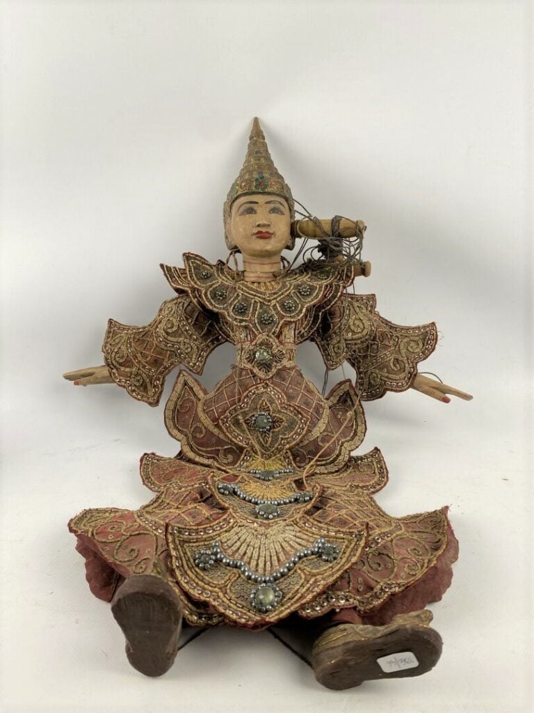 Marionnette figurant une danseuse en bois polychrome à incrustations, le corps…
