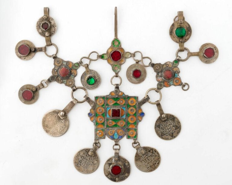 MAROC - Collier berbère et parure pectoral en métal ou argent bas titre à décor…