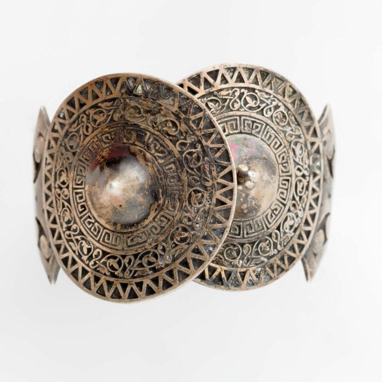MAROC - Deux bracelets manchette berbères en métal ou argent bas titre à décor…