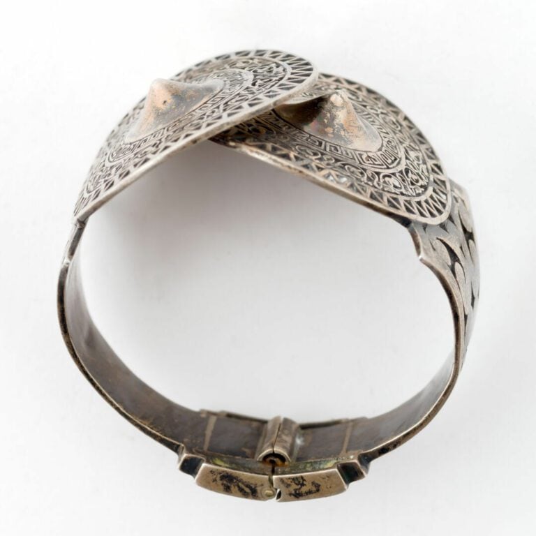 MAROC - Deux bracelets manchette berbères en métal ou argent bas titre à décor…