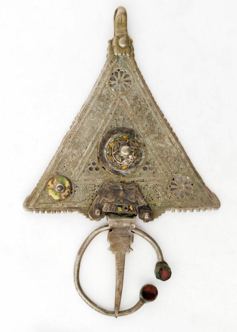 MAROC - Ensemble de fibules et amulette berbères en métal ou argent bas titre,…