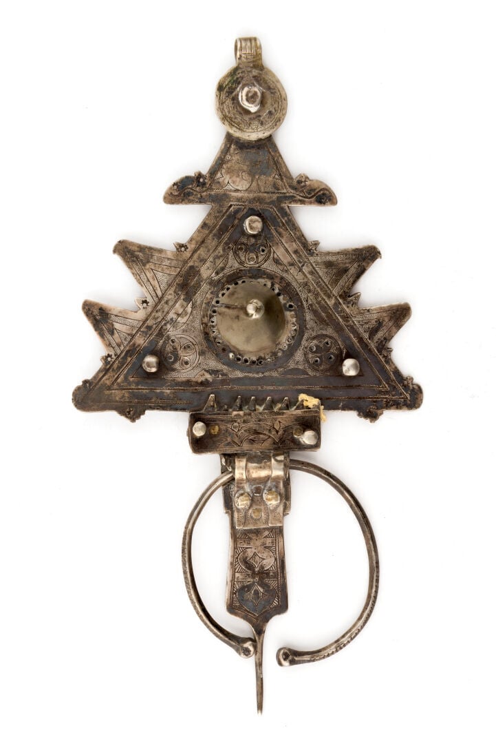MAROC - Ensemble de fibules et amulette berbères en métal ou argent bas titre,…